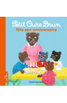 Petit ours brun fête son anniversaire