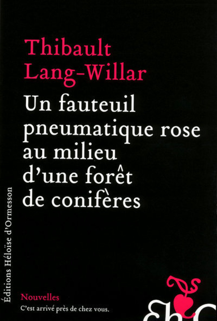 Un fauteuil pneumatique rose au milieu d'une forêt de conifères - Thibault Lang-Willar - H D ORMESSON